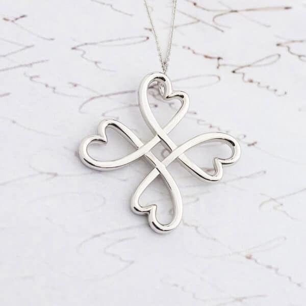 Heart and clover motif pendant made with white gold.