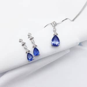 Matching set of sapphire pendant and earrings in white gold