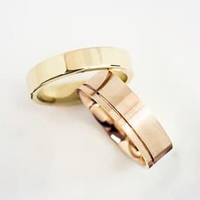 Men's handmade wedding rings in rose gold and yellow gold. Make your own wedding rings with the help of a jeweller.