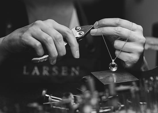 A Larsen Jeweller custom making a gold chain in the sydney studio