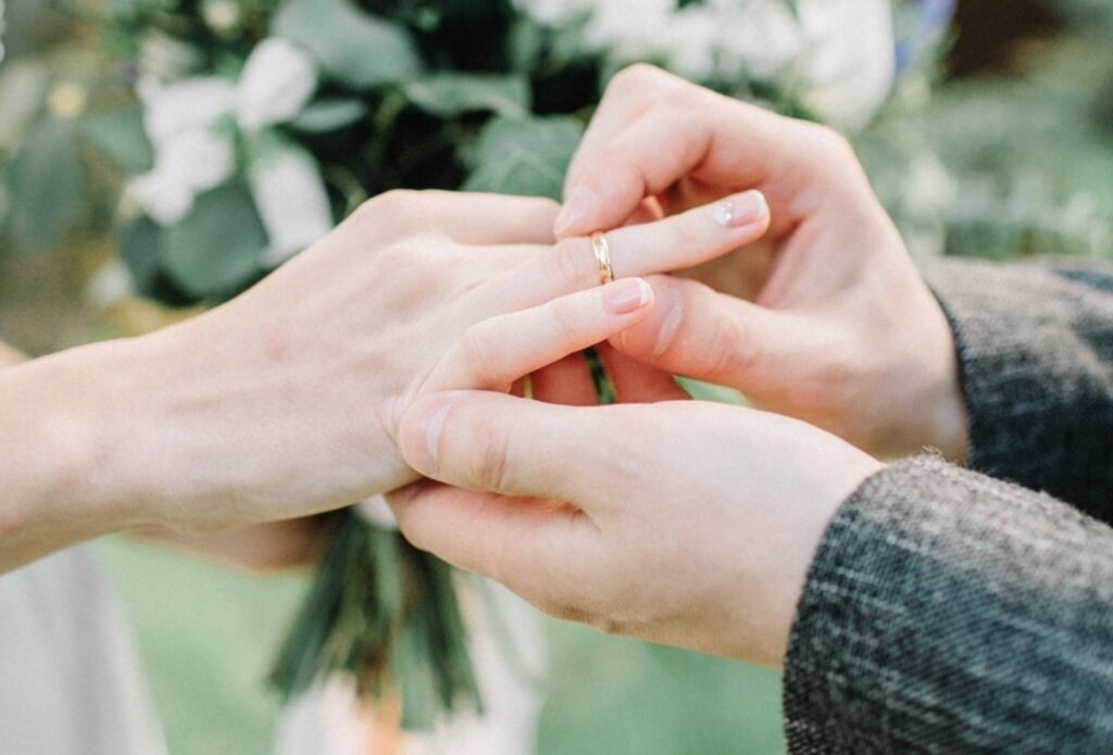 zelf Temerity Ale Your Engagement Ring Finger: Which One is It? - Larsen Jewellery