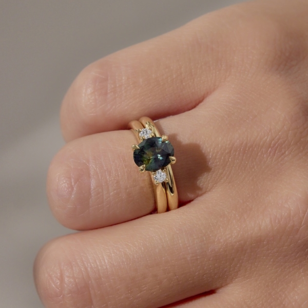 Oval Sapphire Set on an 18ct Yellow Gold Band with 2 Round Diamond Side Stones