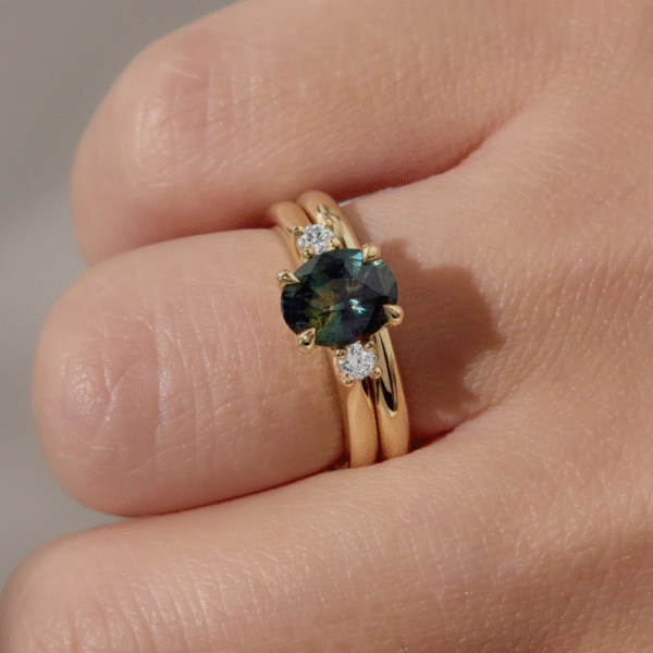 Oval Sapphire Set on an 18ct Yellow Gold Band with 2 Round Diamond Side Stones